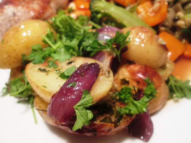 Bagt Kartoffelsalat med Rødløg og Krydderurter