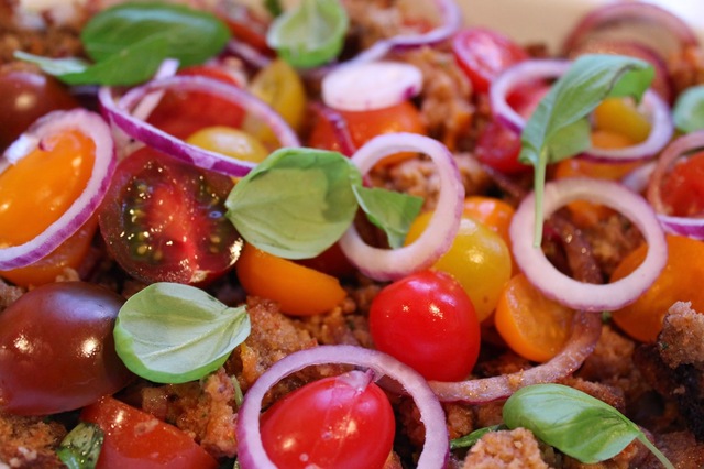 Panzanella - italiensk brød salat