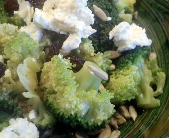 Broccoli salat med solsikkekerner, rosiner og feta.