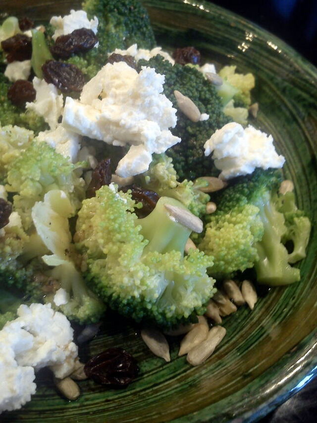 Broccoli salat med solsikkekerner, rosiner og feta.