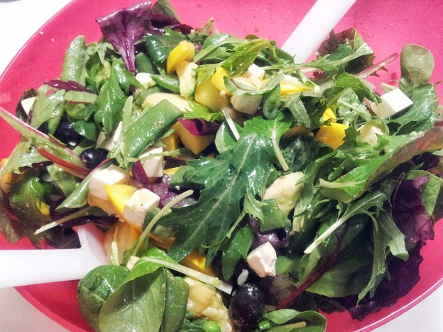 Salat med gul squash, avocado og feta