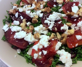 Skøn sensommersalat med grønkål, blommer og feta