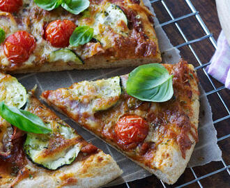 Pizza med skinke og tomater