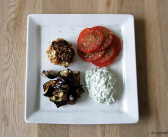 Græske frikadeller med tzatziki, tomatsalat og bagt aubergine
