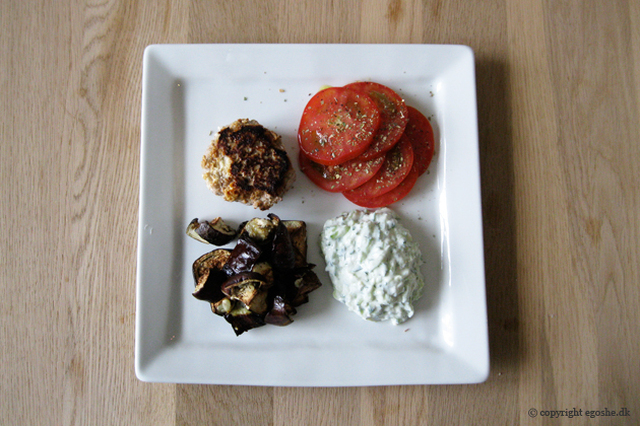 Græske frikadeller med tzatziki, tomatsalat og bagt aubergine