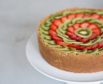 Bagt cheesecake med kiwi og jordbær