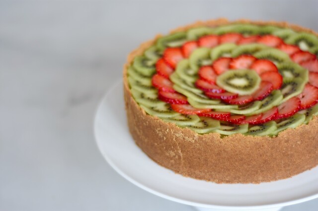 Bagt cheesecake med kiwi og jordbær
