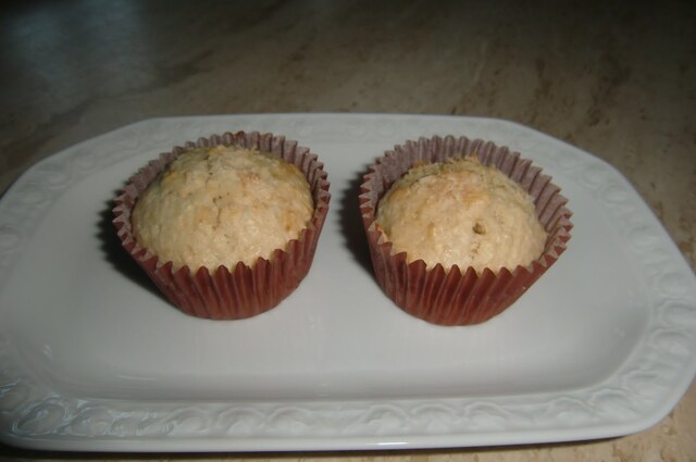 Kokosmuffins med vanilieis og hindbær