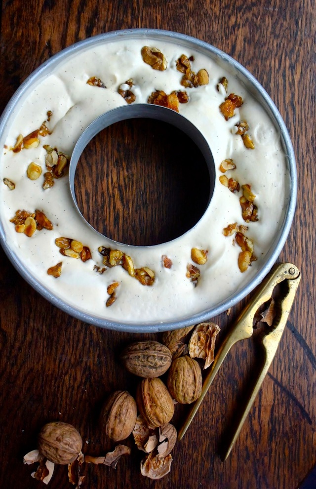 Vaniljeis med karamelliserede valnødder og peanuts