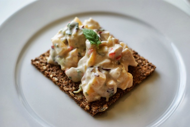 Let frokostsalat af mango og kylling på knækbrød