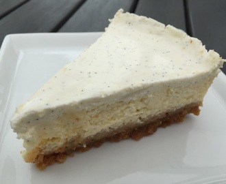 Bagt vanilje cheesecake med creme fraise topping