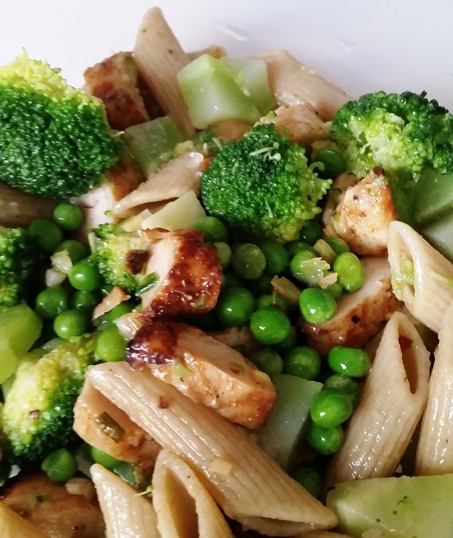 Spicy Pastasalat med Broccoli og Kylling