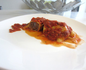 Cannelloni med oksekød og tomatsauce