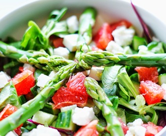 Frisk grøn salat med nye grønne asparges, rød grape og fetaost