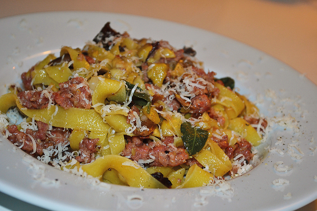 Fettuccine med salsiccia, kastanjer, salvie, smør og parmesan