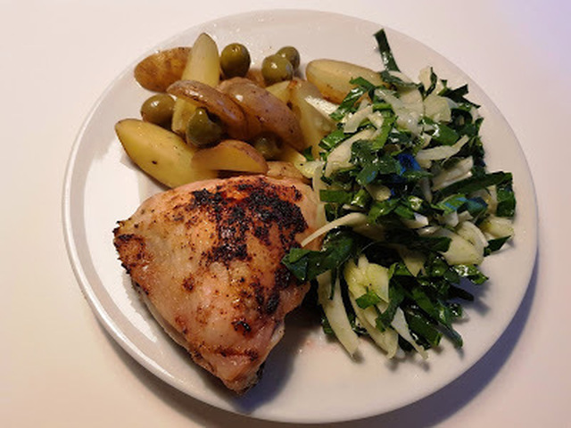 Stegt Kylling med Olivenkartofler og Fennikelsalat