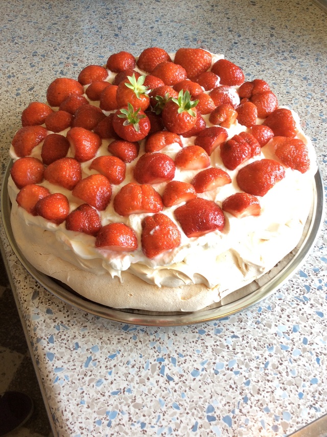 Marengsbund med fløde, is og jordbær ( sommerdessert )