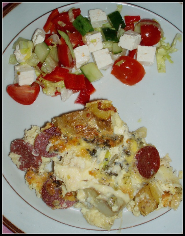 Kartoffelfad med pølse, æg og ost