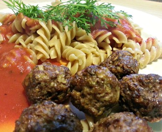 Ovnbagte kødboller med pasta og tomatsovs