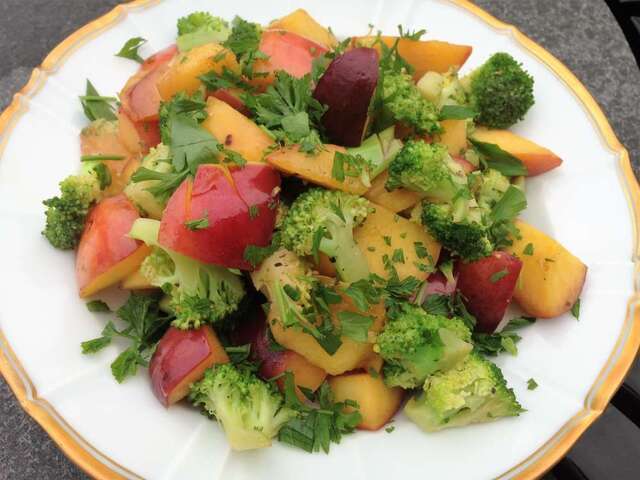 Varm broccoli-nektarin salat