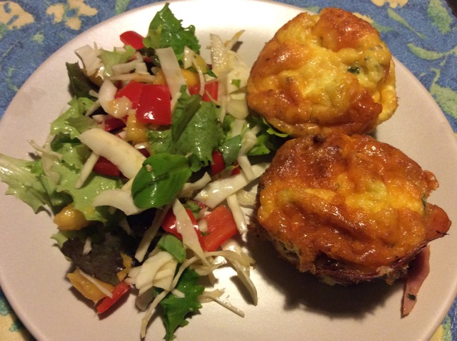 Til påskebordet -  æggemuffins med skinke, spinat og broccoli