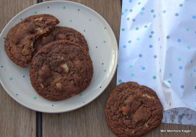 Chokoladecookies uden æg – med marcipanbrød og frysetørrede brombær