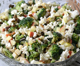 Salat med broccoli, æbler og feta