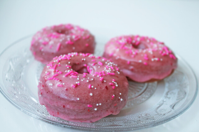 Donuts med hindbærglasur