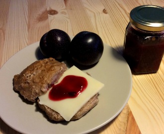 Valnøddeboller og blommechutney