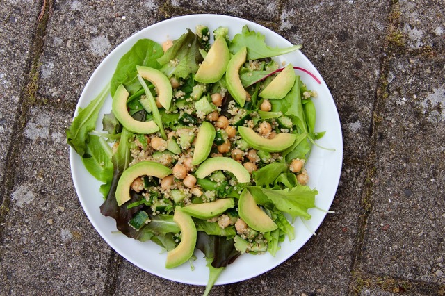 Quinoa & Kikærte Salat med Avokado