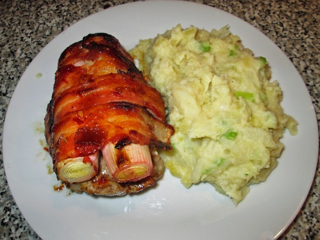 Kotelet med porre, bacon, sød chilisauce og Colcannon