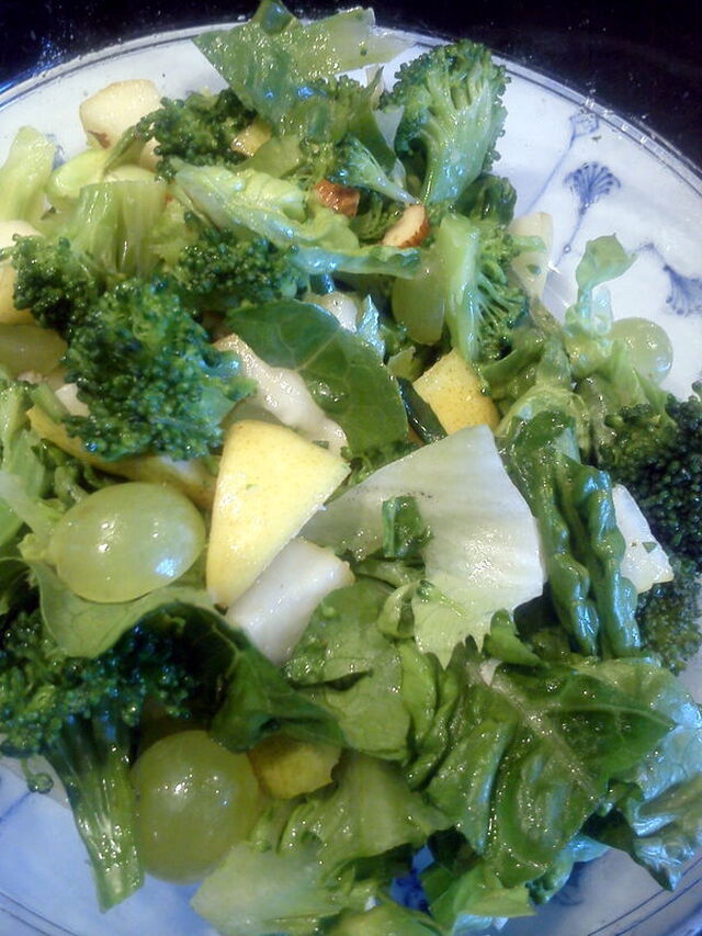Broccolisalat med pære og vindruer