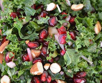 Salat med grønkål, granatæble og mandler