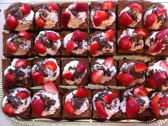 Chokoladekage med rabarberskum og jordbær