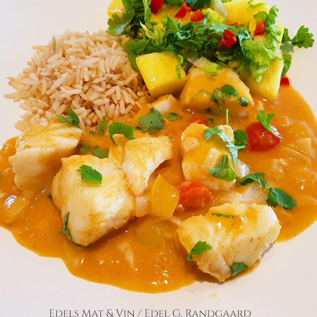 Red curry Fiskegryte med torsk ♫ Servert med fullkornsris og fruktsalat !