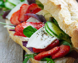 Baguette med jordbær og brie