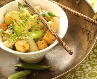 sommerwok med nye kartofler, ærter og asparges