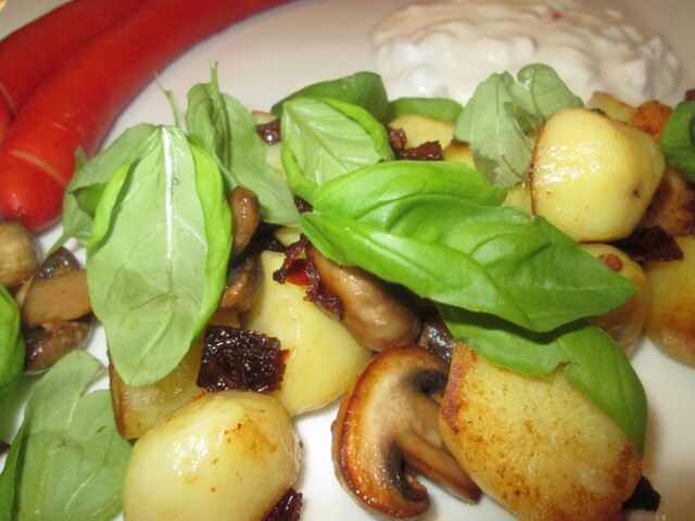 Pølser med Varm Italiensk Kartoffelsalat