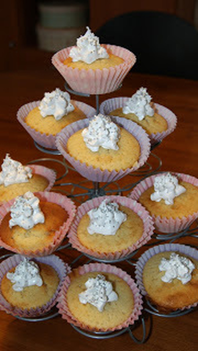 Vanille Cup Cakes med White meringue frosting...