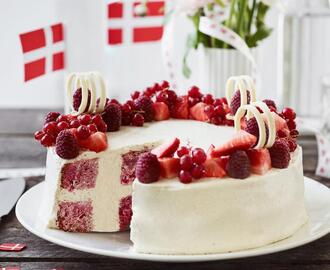 Opskrift: Flagkage med friske bær og vaniljemousse af Liv Martine
