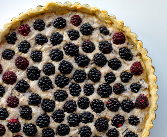 Brombærtærte med frangipane og mørk chokolade