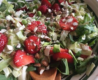 Salat med friske ærter og jordbær - et sommerhit!