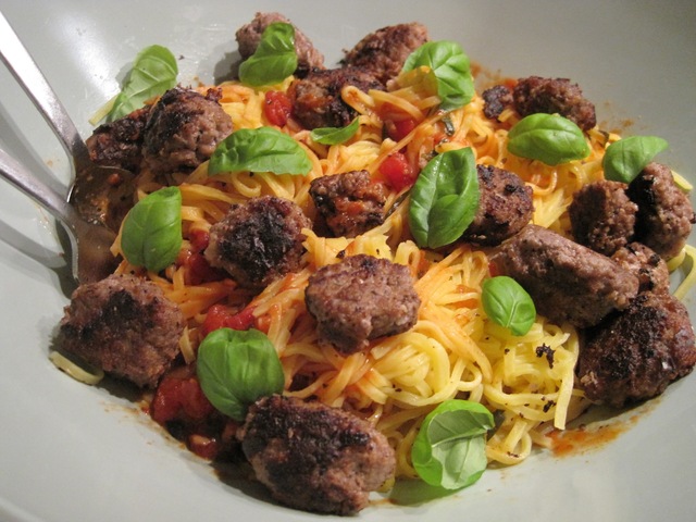 Italienske kødboller med pasta og tomatsauce