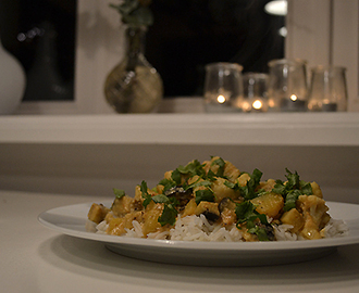 Korma med blomkål, aubergine og grønne bønner