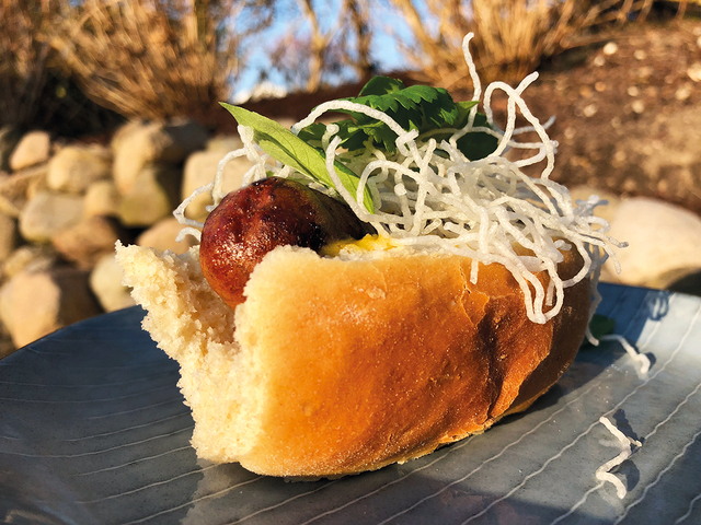 Hotdog med andepølser, tamarind-mayo og friterede nudler