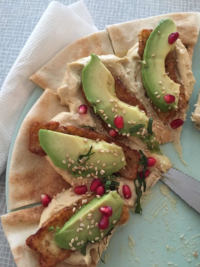 arabisk fladbrød med halloumi og avocado