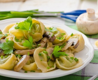 Se hvordan du tilbereder tortellini med friske ærter, svampe og skinke