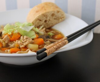 Kinesisk suppe med hakket kylling