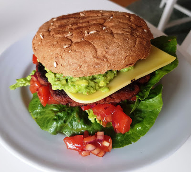 Vegansk Cheeseburger med Tomatsalsa og Avocado