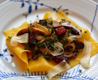 "Åben" ravioli med svampe, fløde og sprød chorizo